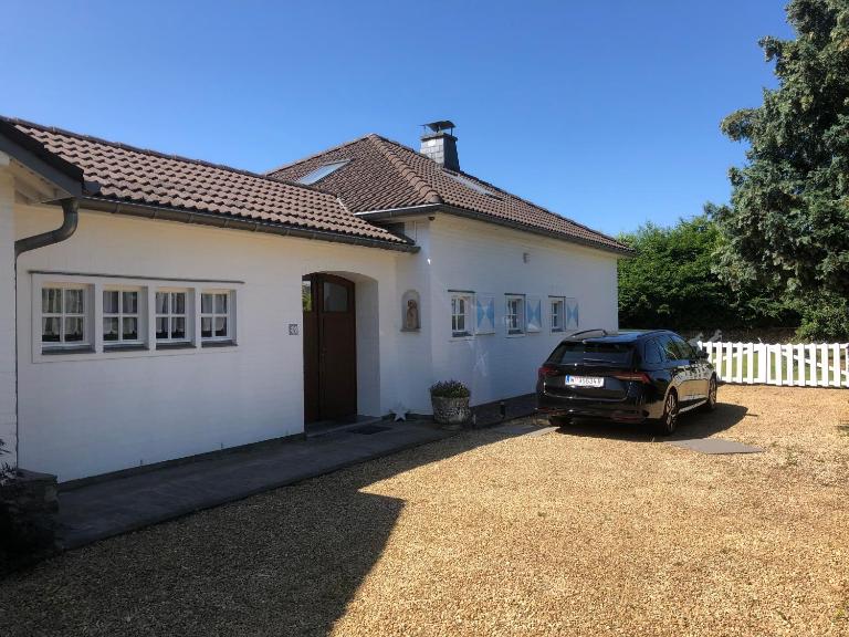 Landhaus Sylvia in Eupen, Terrasse , Garten & Nähe zum Hohen Venn - Bed and Breakfast Eupen