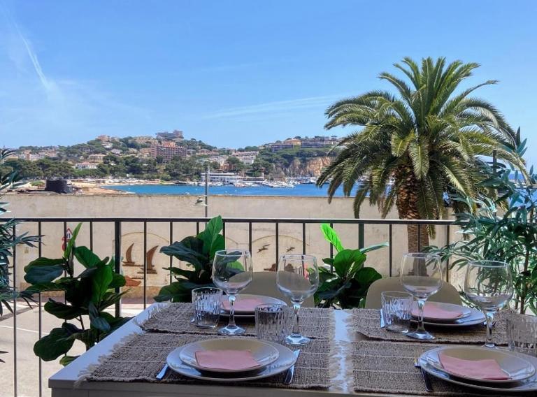 Beachfront, Sea views, Terrace and Parking! - B&B Sant Feliu de Guíxols