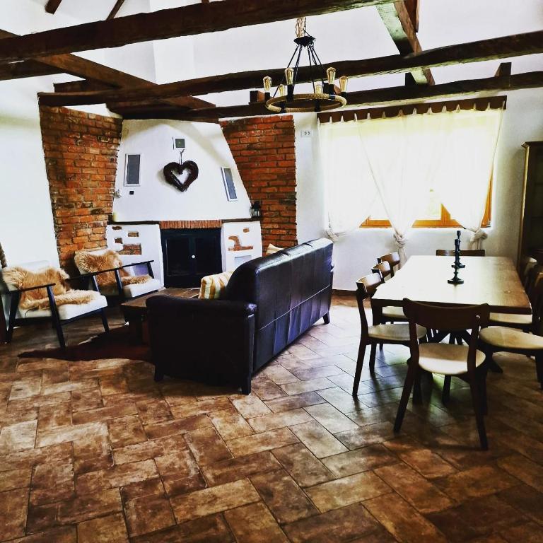 Cerdacul din livada - Șura Bunicilor - B&B Vaideeni