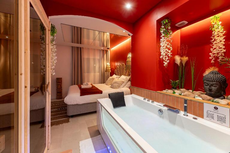 Suite bien être - Sauna & Spa privatif - Baliroom Château Thierry - B&B Château-Thierry