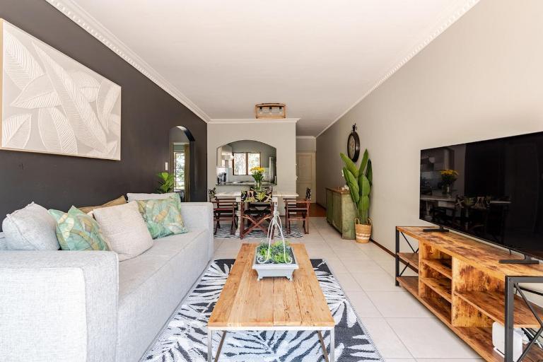 Firenza 2 Bed Apartment 1 km to Malls and Guatrain - B&B Johannesburg