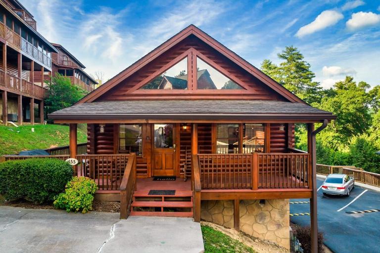 Cozy Cabin Near Smoky w Resort Pool - B&B Pigeon Forge