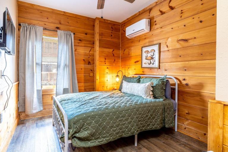 Relaxing Getaway at Smoky Arcade & Resort Pool - Chambres d'hôtes Pigeon Forge