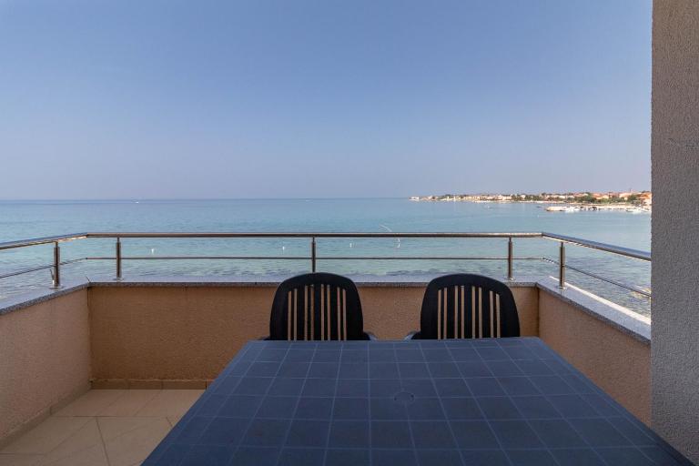NEW! Beachfront apartment with seaview - TA Leut Agency - Chambres d'hôtes Privlaka