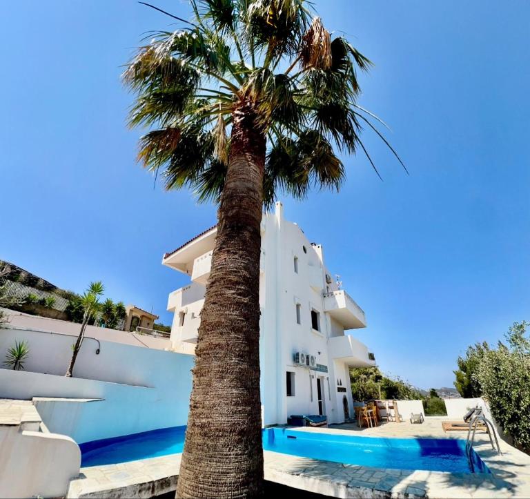 2 bedroom self-contained apartment and swimming pool at Palm Tree Villa - B&B Anávyssos