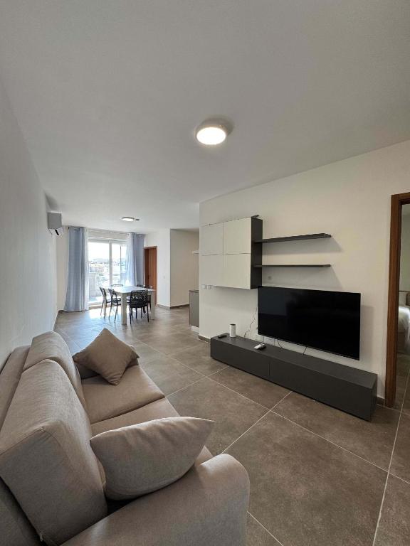 Spacious Stay 2 Bed with Terrace - by HostMT - Bed and Breakfast Fgura