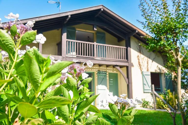 Maison familiale au vert avec piscine et pétanque - B&B Biaudos