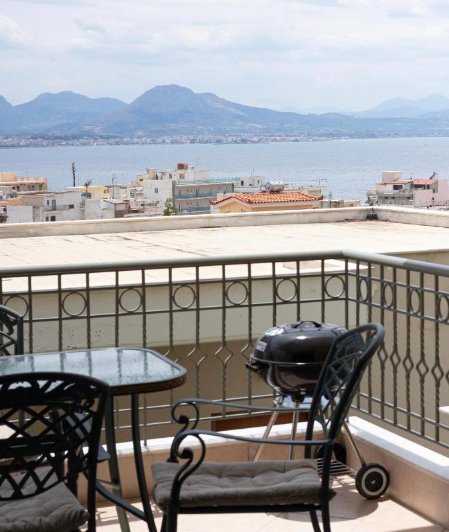 Loutraki Seaview Apt - 2BR, Terrace & BBQ I Beach - Bed and Breakfast Loutráki