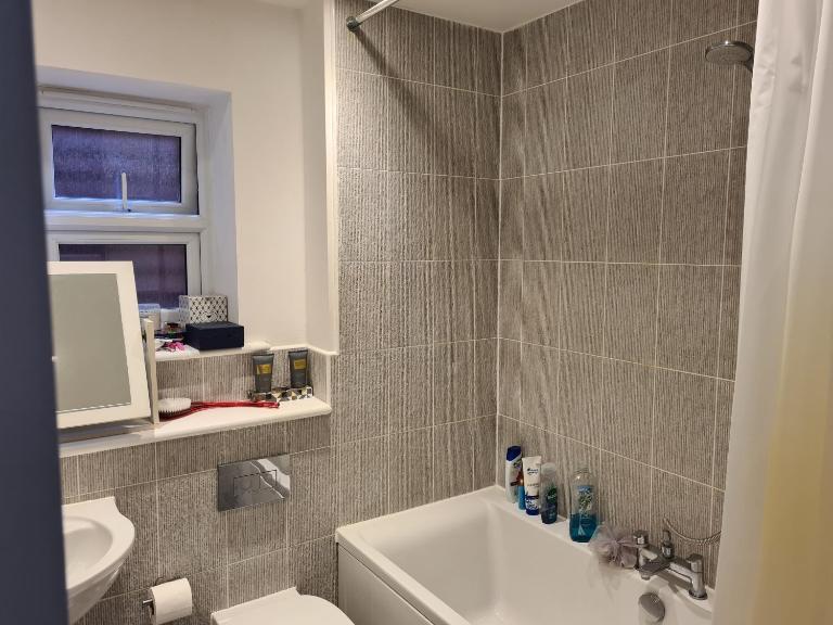 High Standard Single Room near Gatwick Airport - Bed and Breakfast Horley