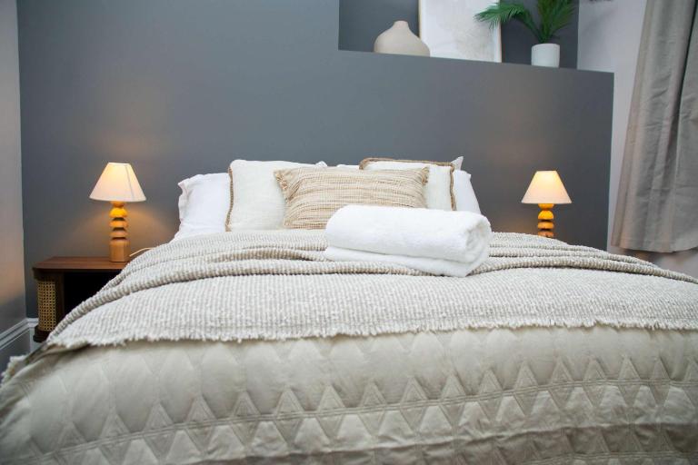 Sleeps 14 The Old Trafford Family Zen by Genesis Living - B&B Manchester
