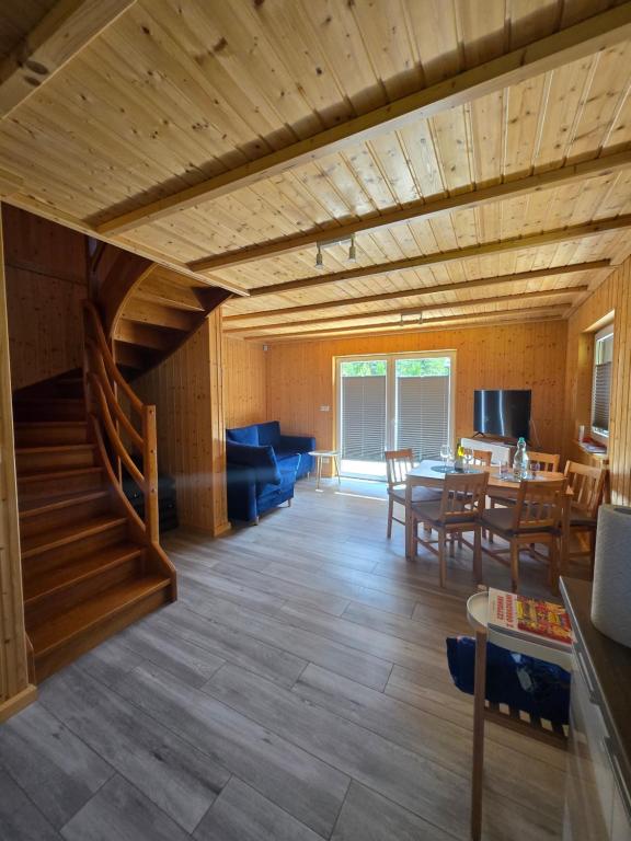 Nowy domek drewniany Tu Mi Dobrze w Lubkowie z plażą - B&B Lubkowo