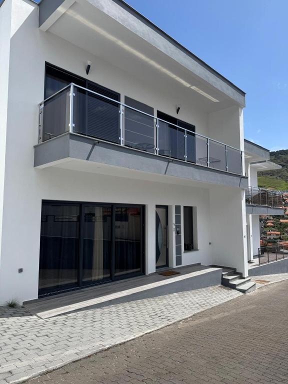 Beautiful Modern Townhouse with Parking Included - Chambres d'hôtes Machico