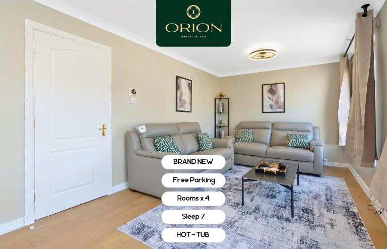 LUXE Townhouse - LONGER STAYS and REDUCED PRICES Only by Visiting ORION SHORT STAYS, 4 Rooms, Fully Equipped, HOT-TUB, Games Room, EV Power Point, Centrally Located, Newly Renovated and ONLY 5 Mins to STANNERGATE Ports - B&B Dundee