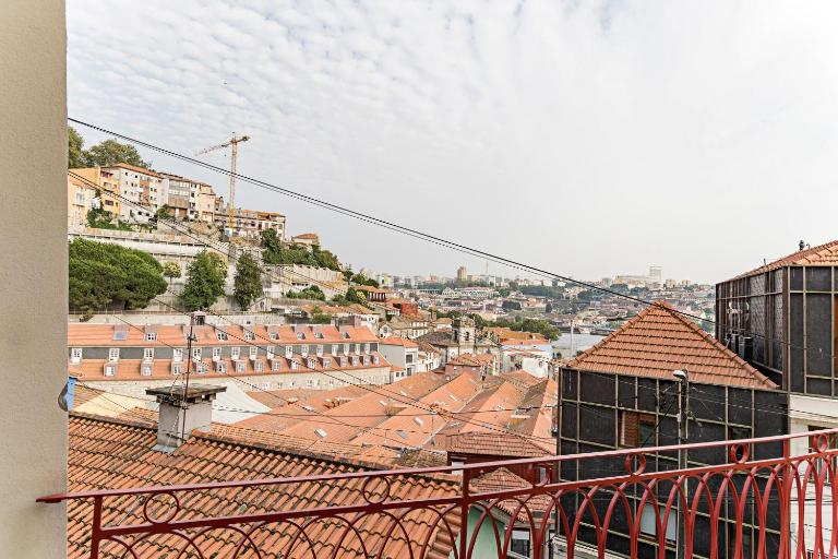 Superb Flat w Balcony and AC by LovelyStay - B&B Oporto