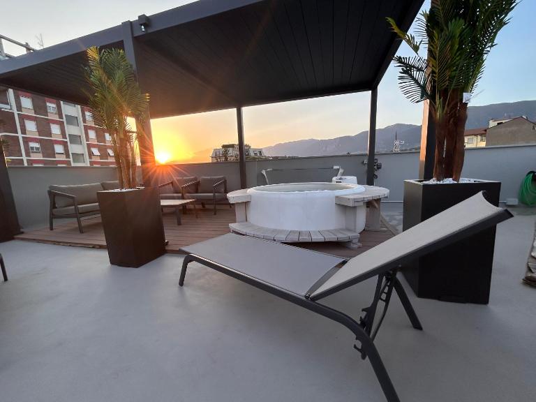 Suite Panoramic Attico con Jacuzzi Privata - B&B Terni