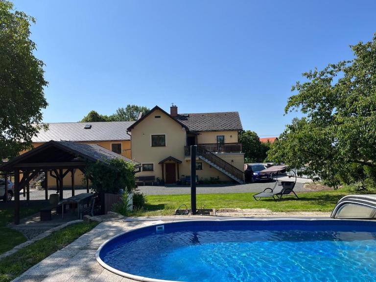 Apartmány Žlutý dům - B&B Troskovice