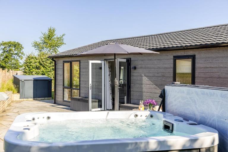 Violet Lodge, 11 Roadford Lake Lodges - Bed and Breakfast Broadwoodwidger