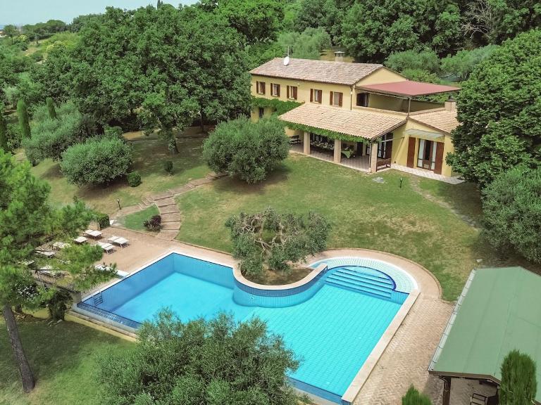 AmazHome - Villa Le 12 Querce - B&B Castel di Mezzo