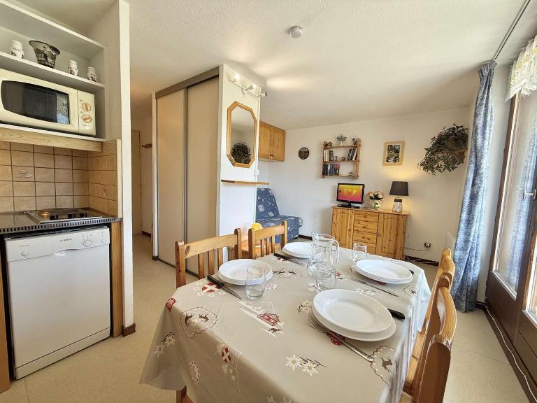 Studio cabine à 700m de Praz-Sur-Arly, navettes gratuites, parking, wifi et ménage inclus - FR-1-603-4 - B&B Praz-sur-Arly