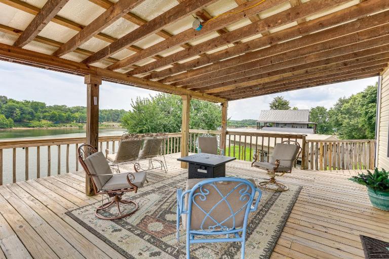 Tennessee River Retreat: Multi-Level Deck & Views - B&B Crump