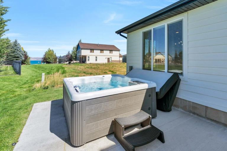 Dream Bear Lake Getaway w/ Hot Tub & Yard - B&B Garden City