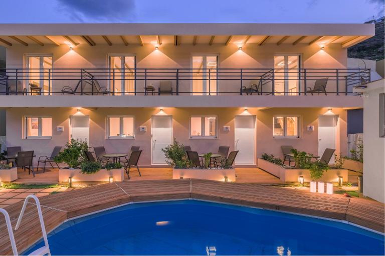 BlueGreen Holiday Homes - Family Friendly on the Beach with Pool, BBQ, near Heraklion - B&B Lygariá