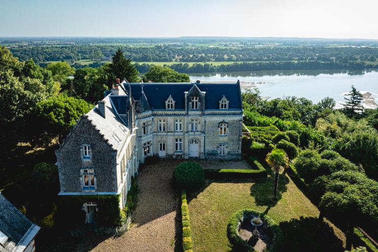 Chateau avec une vue sur la Loire - B&B Chênehutte-Trèves-Cunault