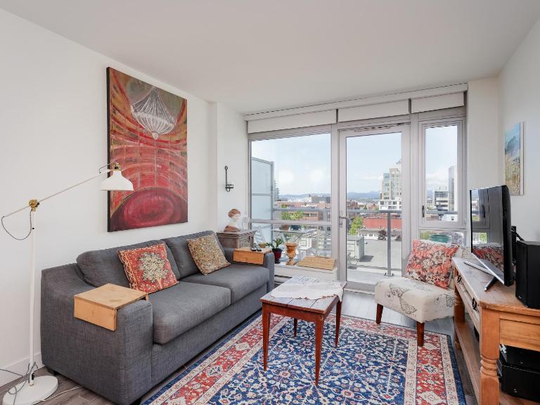 Sunset Place-Deluxe One Bedroom Condo in the Escher Building, Sunset Views and Beyond - B&B Victoria