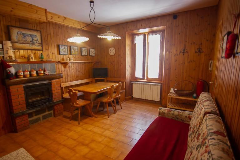 Appartamento piano terra in centro paese. - B&B Carona