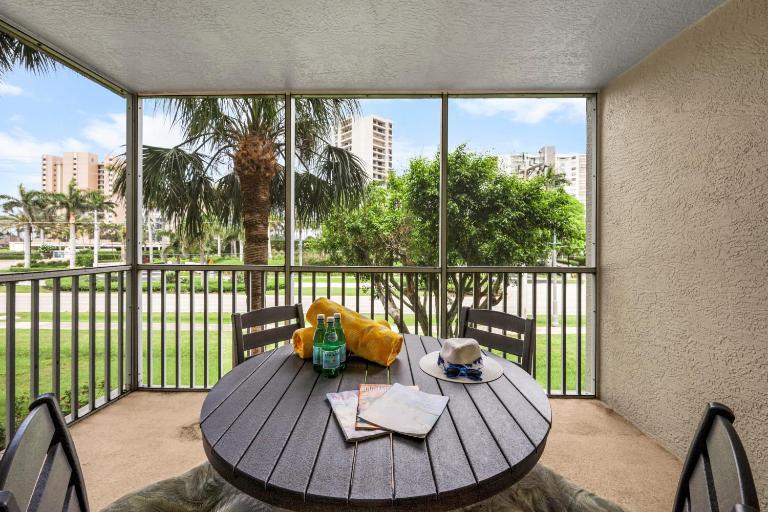 Peaceful condo with pool across from South Beach - Chambres d'hôtes Marco Island