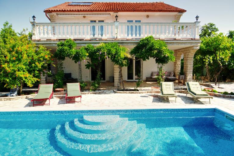 Villa Vika Apartments - Bed and Breakfast Njivice
