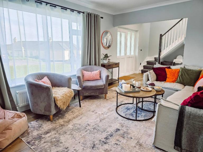 Spacious 4-Bed Dover House | Hot Tub & Sea Views - Chambres d'hôtes Kent