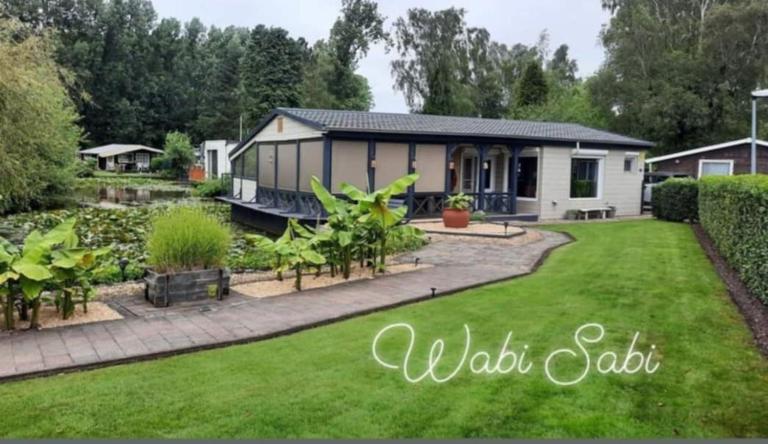 Prachtige chalet Wabi Sabi aan het water! - Bed and Breakfast Geel