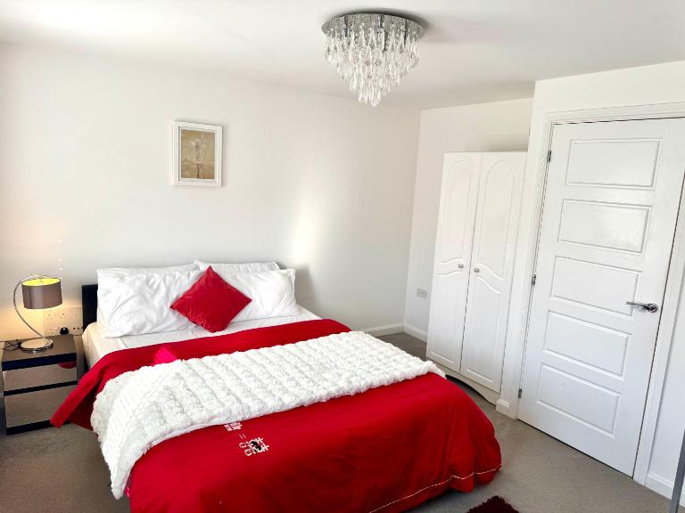 Modern Double Room with Desk,Netflix, Wifi and Free Parking Near Wellingborough Centre - Chambres d'hôtes Wellingborough