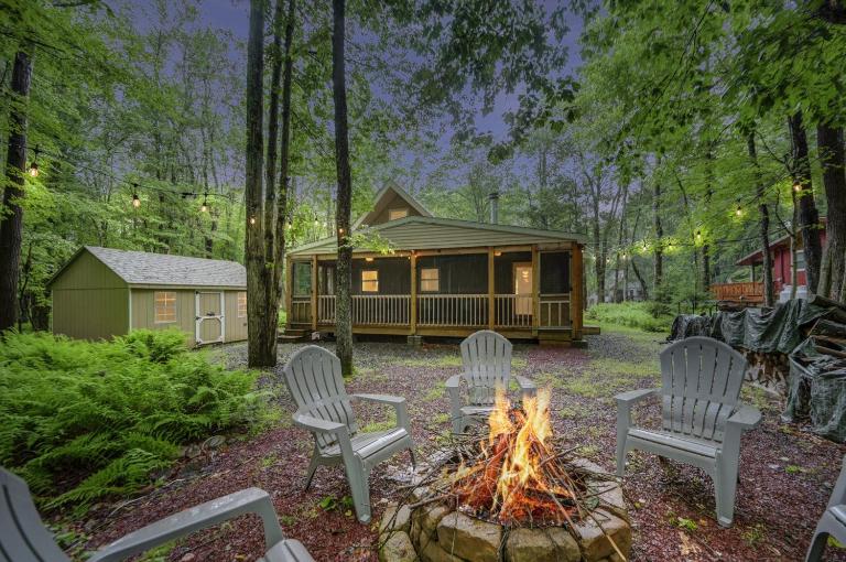 cozy home in arrowhead lake with huge screened in porch beach and lake and playground - B&B Arrowhead Lake