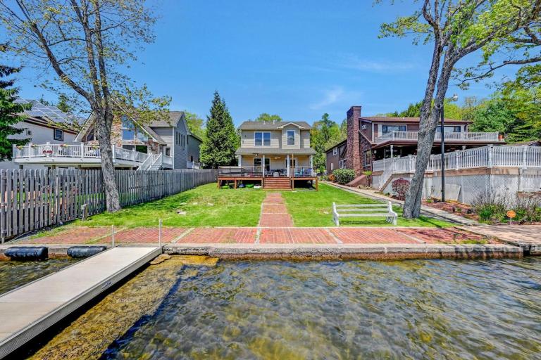 Lakefront home with kayaks fire pit hot tub and walk to restaurants and bars - B&B Lake Harmony