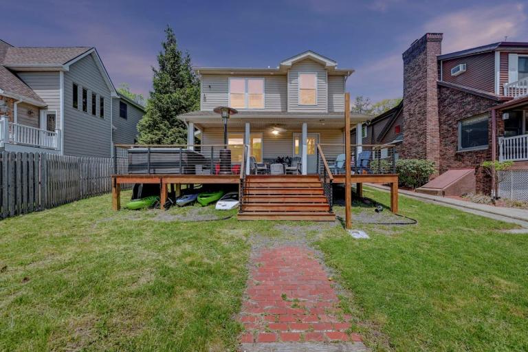 Lakefront home with kayaks fire pit hot tub and walk to restaurants and bars - Chambres d'hôtes Lake Harmony