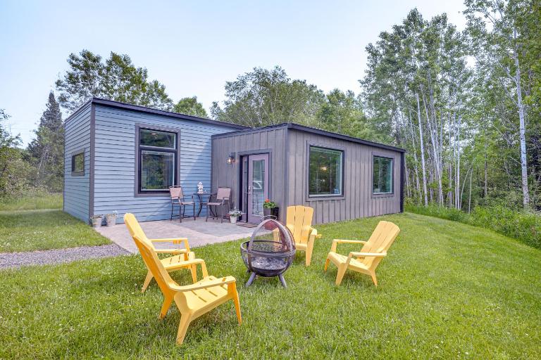 Walk to Lake Superior & Beach: Modern Retreat - Bed and Breakfast Cornucopia
