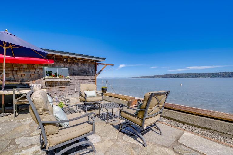 Waterfront Gem w/ 2 Patios on Camano Island - B&B Camano