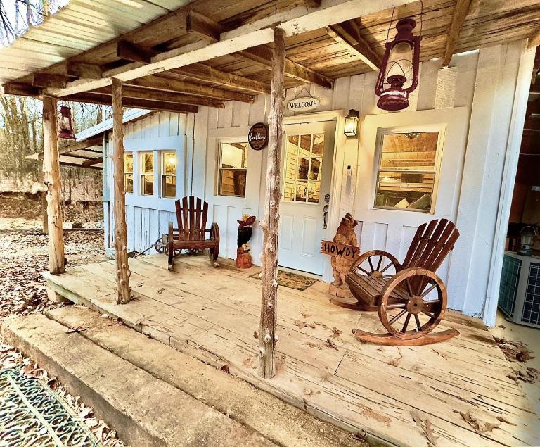 King Suite & Bunkhouse - Deer Camp - WiFi - Grill - B&B Free Springs