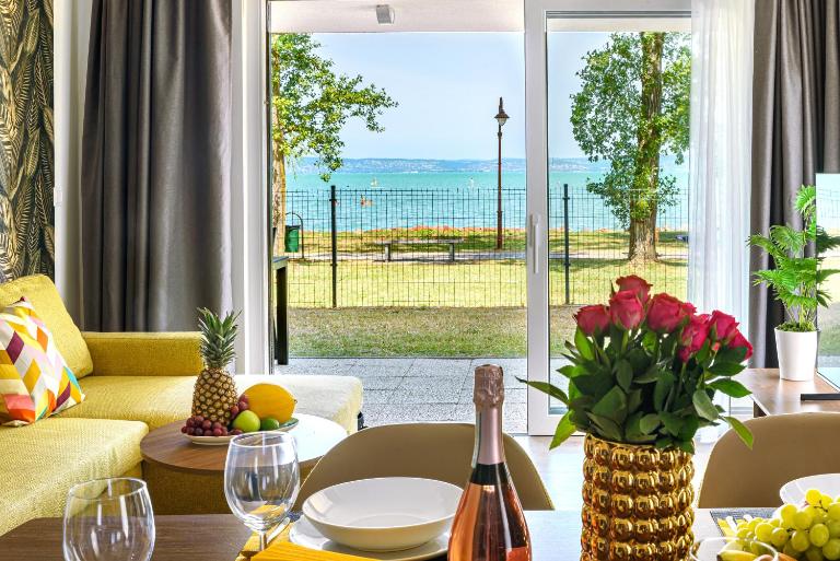 Karolina Lakefront Residence with Private Garden & Spa - B&B Siófok