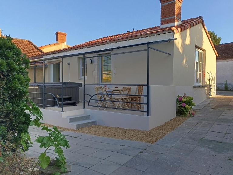 Maison avec Jacuzzi paisible et centrale - B&B Jard-sur-Mer