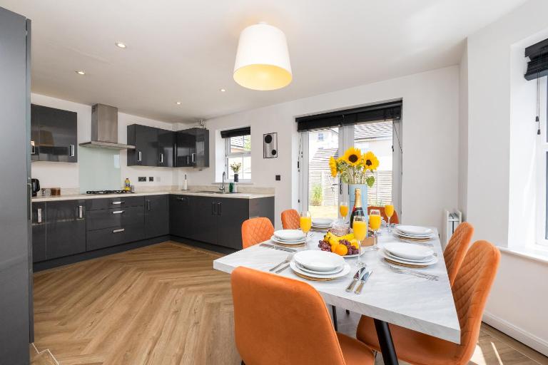 Large Modern Home, Free Parking, Families and Contractors Welcome - Bed and Breakfast Bristol