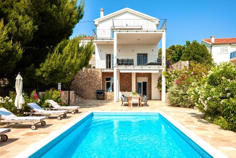 Spacious new villa with pool above the pristine beach - FIRST SEASON PRICING!!! - B&B Prvić Šepurine