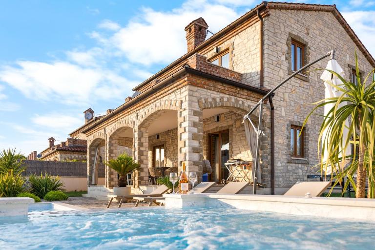Villa Serenita with heated pool - B&B Čabrunići