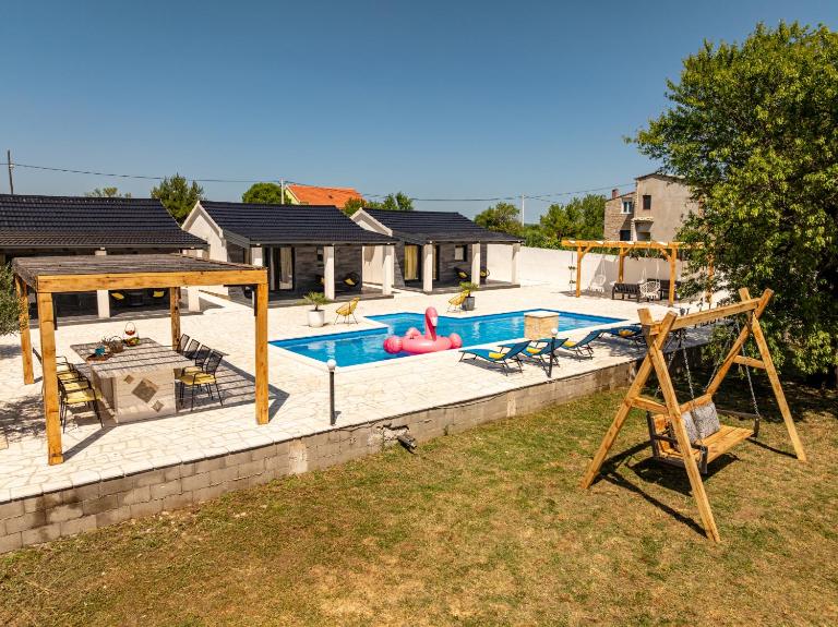 Unique Villa V with large pool - B&B Podgradje