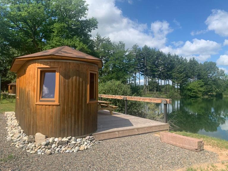 La Feuille - Cabane isolée avec vue sur étang, terrasse privée & pêche - B&B Roye