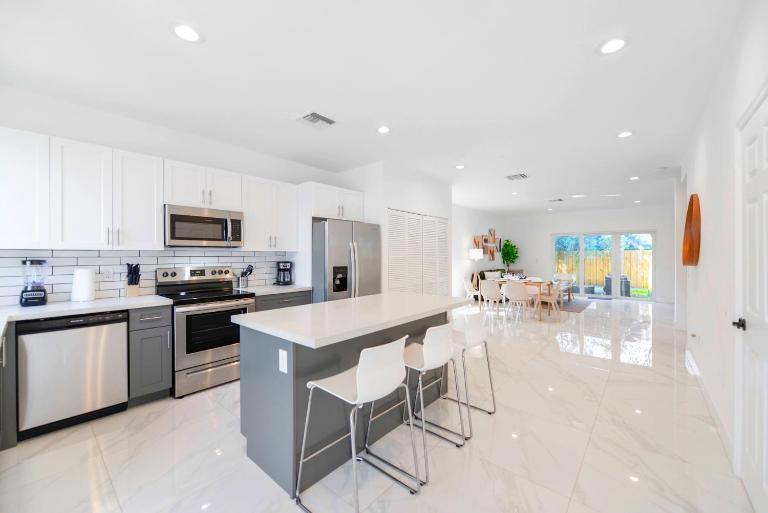 Family-Friendly Townhouse w Private Parking Included - B&B Miami
