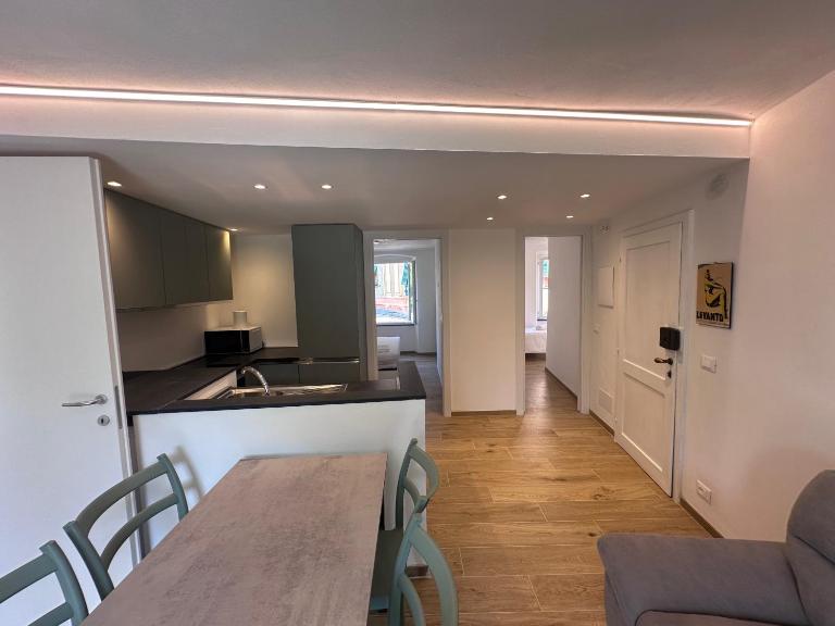 Kiwi home in the historic center with a small terrace - B&B Levanto