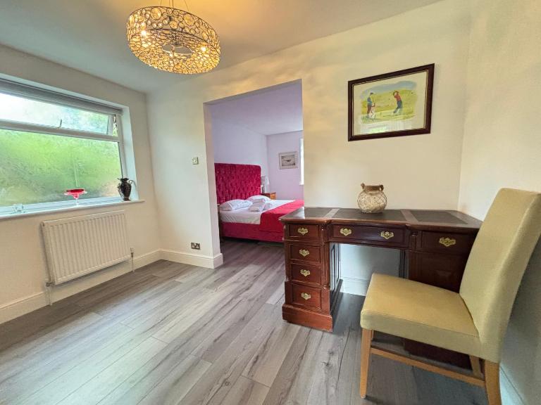 The Luxe 2BR Specious Bungalow - Garden & Parking - B&B Bradenham